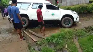 Mobil-Ambulance-Puskesmas-Watubaing-terperosok-di-kampung-Kajowain.jpg
