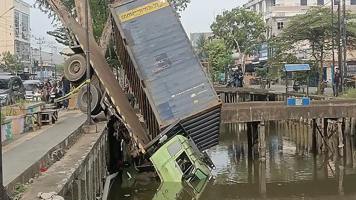 Diduga Rem Blong, Mobil Tronton Masuk Parit di Jalan H Rais A Rachman