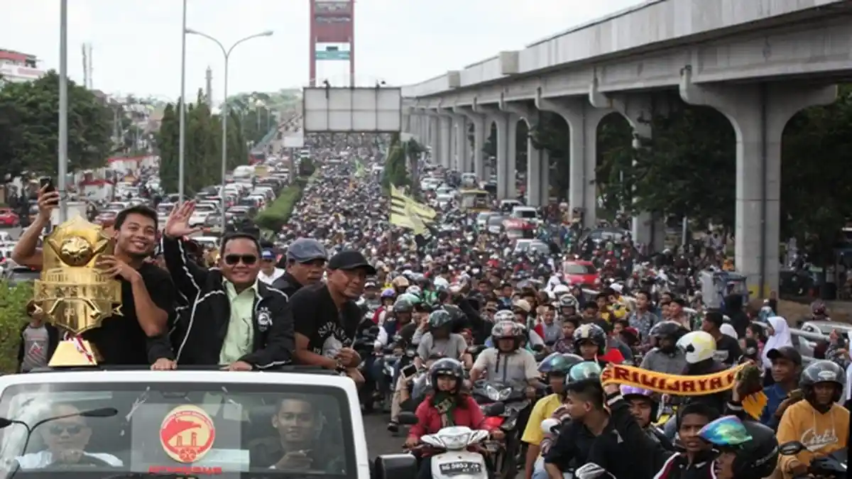 Hamka Bertanya Pada Suporter Sriwijaya FC, 'Kenapa Saat Konvoi Bisa Damai Tapi di Stadion Tidak?'