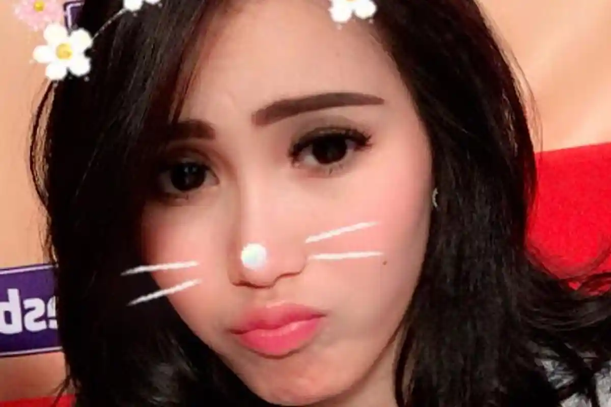 Ayu Ting Ting Gunakan Sandal Bermerek, Netizen Pertanyakan Keasliannya!
