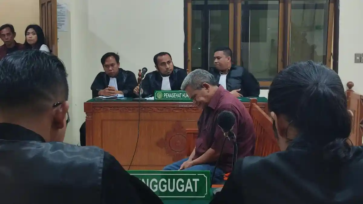 Tampang Lesu Bebas Ginting Pembakar Wartawan di Karo Saat Jalani Sidang Kedua, Ngaku Tak Sehat