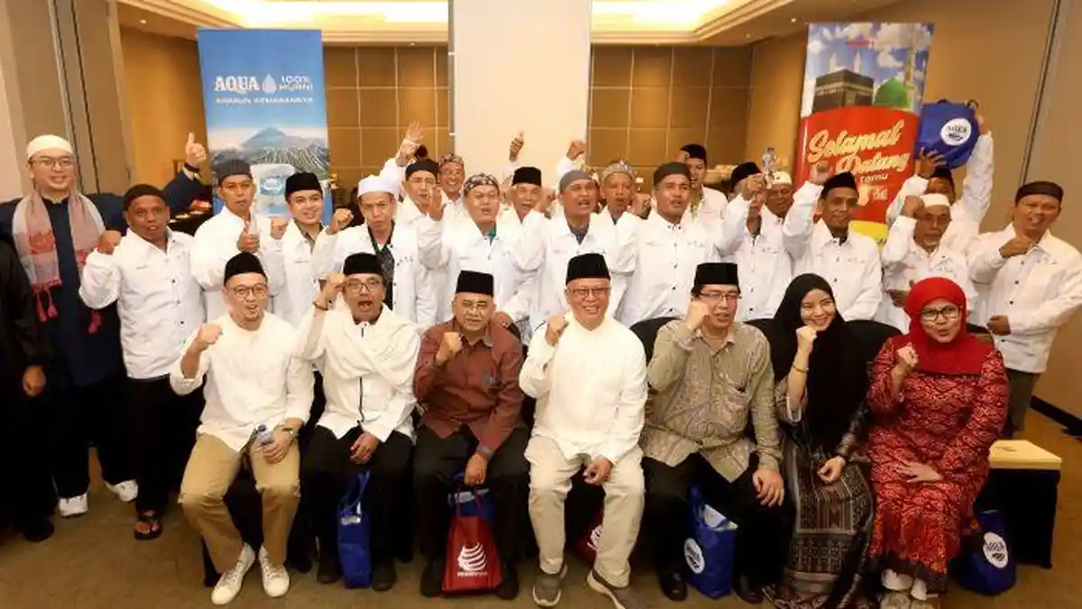 Dukung Pemberdayaan Umat, AQUA dan DMI Berangkatkan 20 Khadimatul Masjid Umrah