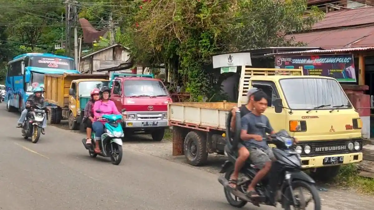 Pemilik Kafe dan Kios di Toraja Utara Keluhkan Antrian Truk