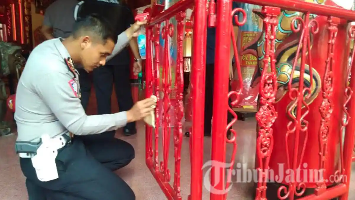 Jelang Imlek, Polisi Kerja Bakti Bersihkan Klenteng Tjoe Tik Kiong di Tulungagung