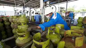 PASOKAN-GAS-Petugas-melakukan-pengisian-tabung.jpg