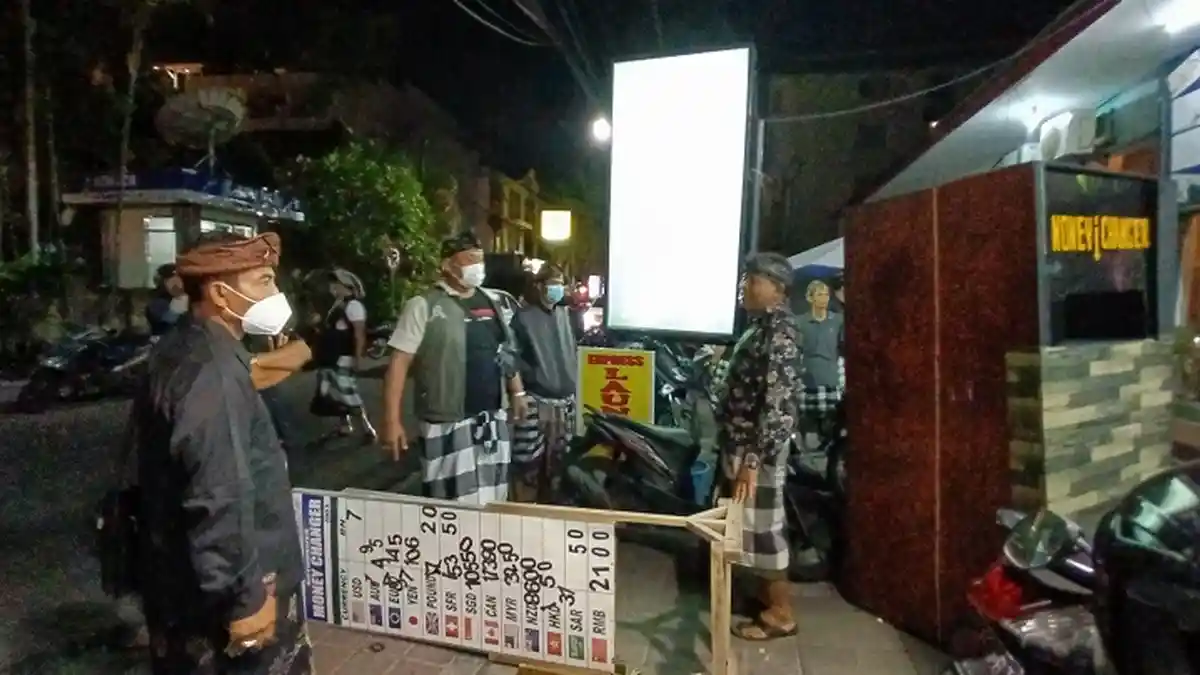 Perangkat Desa Adat Kuta Geram Segel di Money Changer Bodong Dibuka
