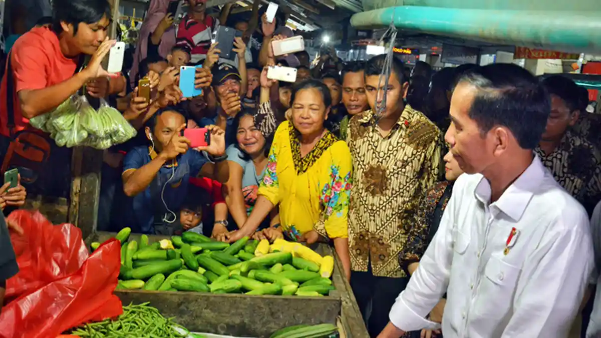 Keliling Pasar Hongkong Singkawang, Warga Berdesakan Ingin Jabat Tangan Jokowi
