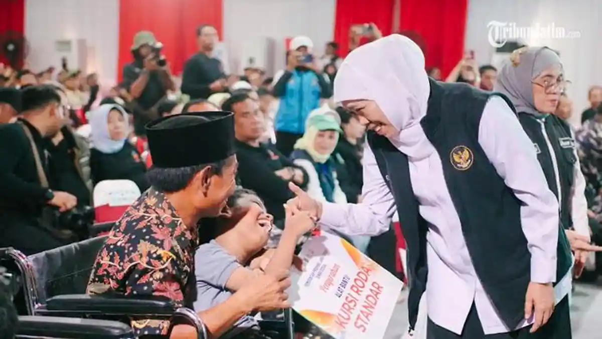 Gubernur Jatim Khofifah Salurkan Bansos Rp17,36 Miliar untuk Warga Sumenep, Ada Bantuan PKH Plus