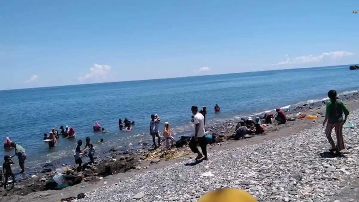 KABAR MALAM INI: Butiran Emas Berserakan di Pasir dan Bebatuan Pantai, Warga Berebutan:Sudah 2 Hari