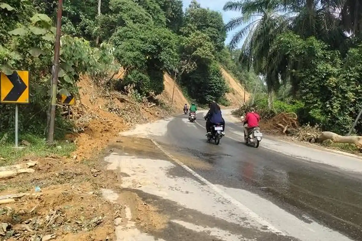 Sempat Lumpuh Tertimbun Longsor, Jalur Seumadam Kini Sudah Normal