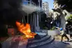 amuk-nasabah-rusak-dan-bakar-bank-di-libanon_20230218_084903.jpg