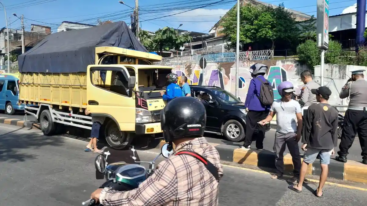 Kecelakaan di Kota Malang, Truk Oleng Tabrak Separator Jalan, Sopir Tewas Diduga Serangan Jantung