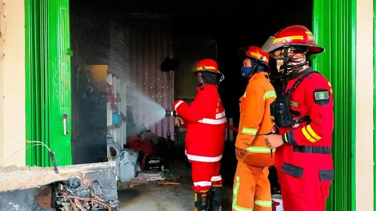 Diduga Korsleting Listrik Satu Ruko Laundry di Pekayon Bekasi Terbakar