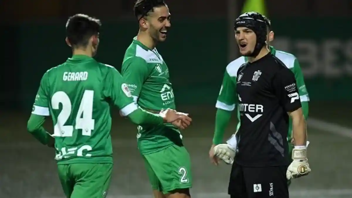 Profil Kiper Cornella Ramon Juan Si 'Mungil' Gagalkan 2 Penalti Barcelona, Bikin Ronald Koeman Marah