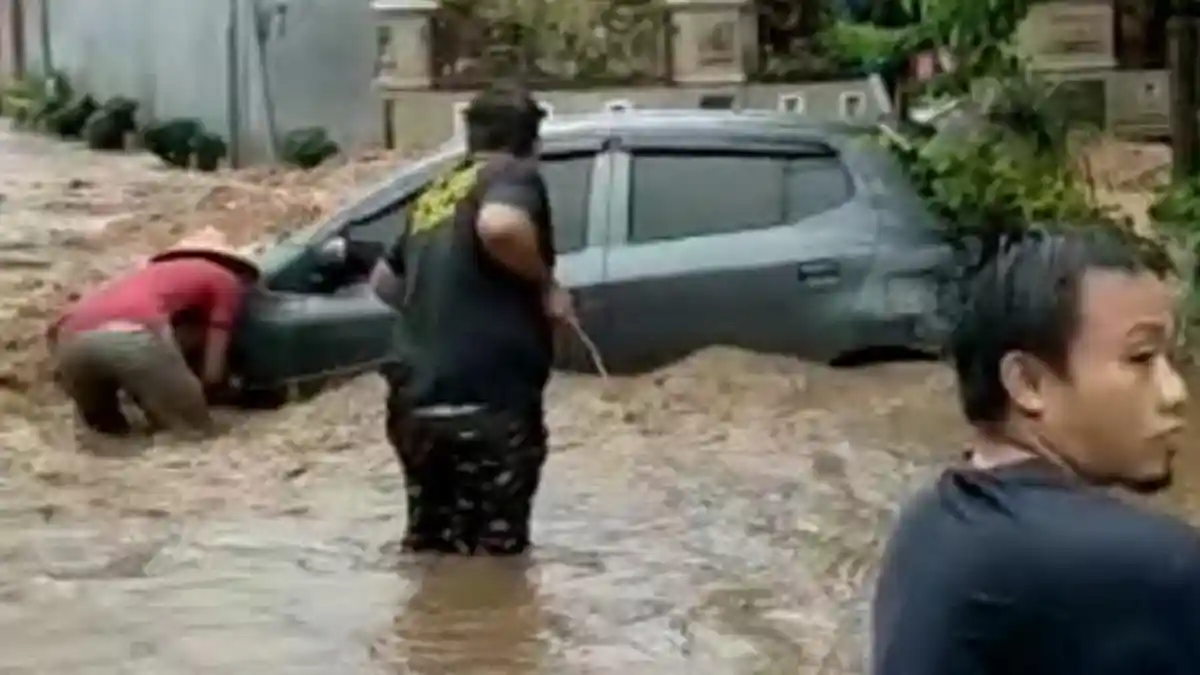 Banjir dan Longsor Melanda Jember, Mobil di Perumahan Sampai Hanyut