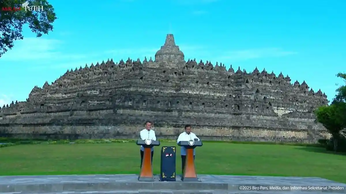 Kunjungi Candi Borobudur di Magelang, Presiden Prancis Emmanuel Macron Acungi Dua Jempol