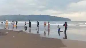 wisatawan-di-Pantai-Barat-Pangandaran-912026.jpg