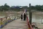 warga-melintasi-jembatan-apung-setro-waru-di-karanganyar-demak.jpg