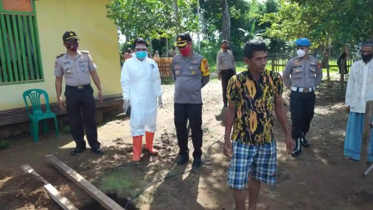 Kapolres Bolmut Tinjau Langsung Pemakaman Bayi Pasien PDP di Desa Tombulango