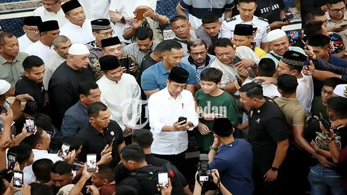 Berita Foto: Didampingi Pj Gubernur Sumatra Utara, Presiden Jokowi Salat Jumat di Masjid Agung Medan - 12042024_SALAT-JUMAT_ABDAN-SYAKURO-6.jpg