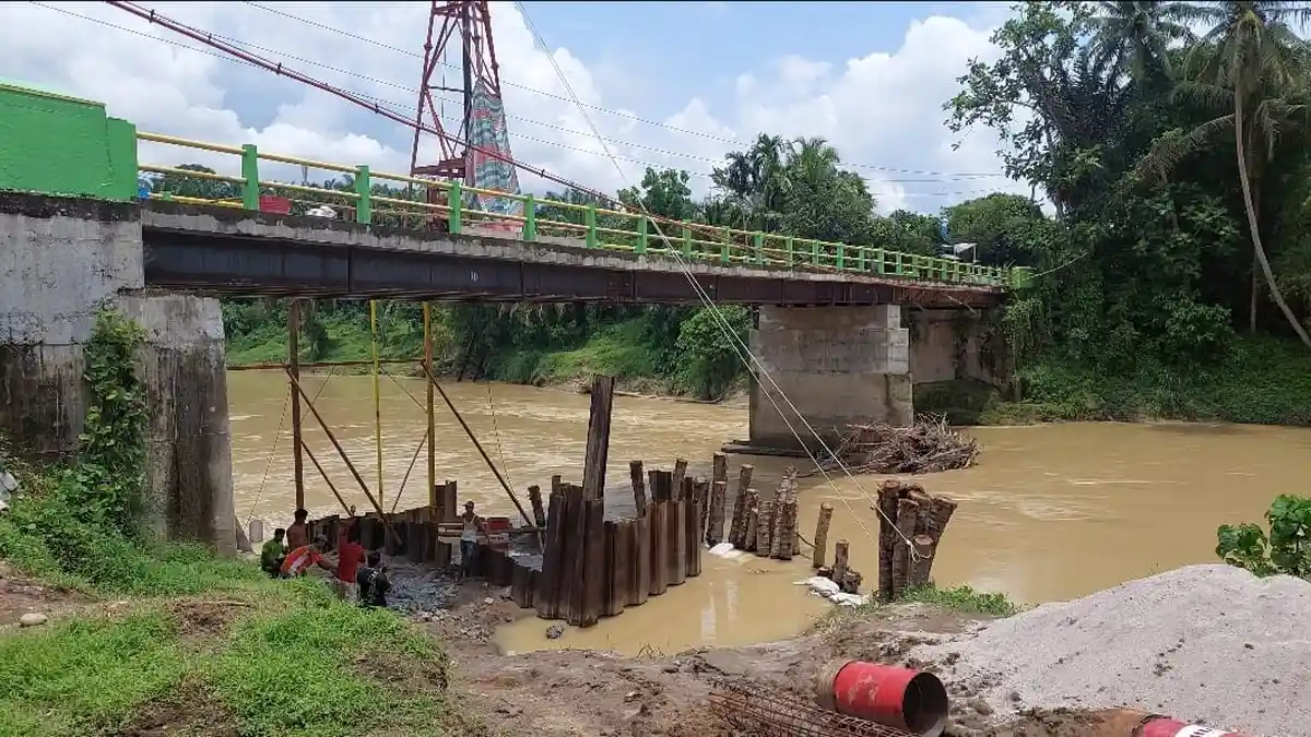 Berbiaya Rp 4,9 Miliar, Jembatan Desa Naga Kesiangan yang Baru Diresmikan Sudah Rusak Lagi