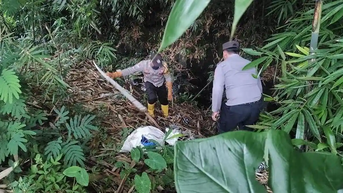 Temuan 2 Karung Plastik Berbau Busuk Bikin Geger Warga Candinata Purbalingga. Ternyata, Ini Isinya