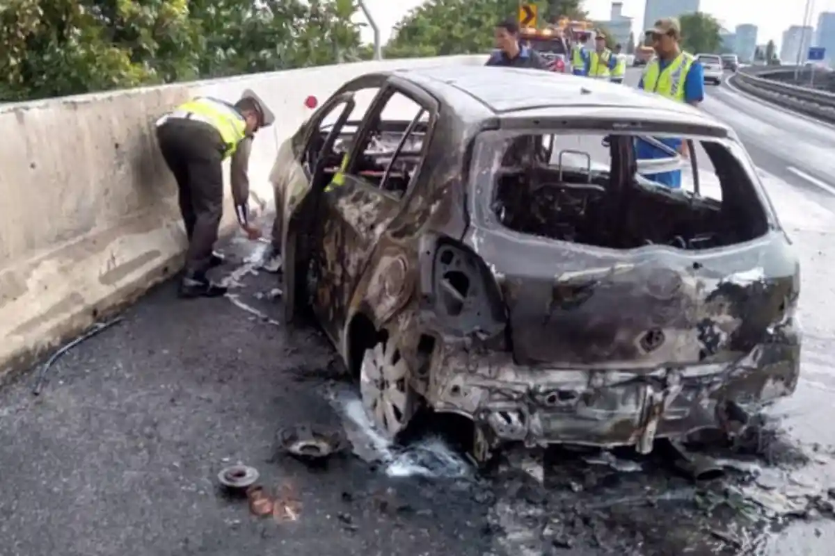 Mobil Yaris Terbakar di Tol Waru-Juanda, Sidoarjo, Pengemudinya Masih Pelajar SMA