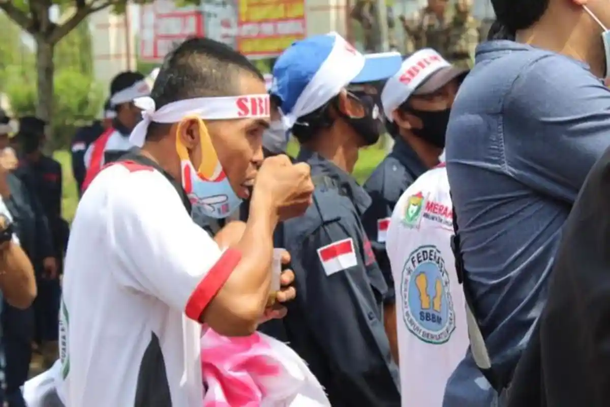 Polisi Siapkan Makanan Minuman dan Badut Hibur Demonstran Tolak UU Omnibus Law di Muara Enim
