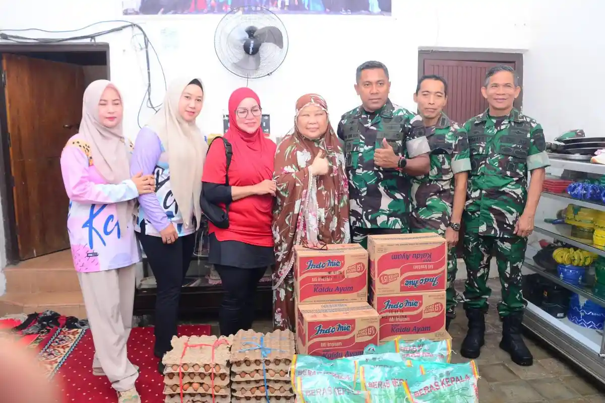 Bagi-bagi Bingkisan Jumat Berkah ke Panti Asuhan, Dandim Bone Ternyata Senior Mayor Teddy di Akmil