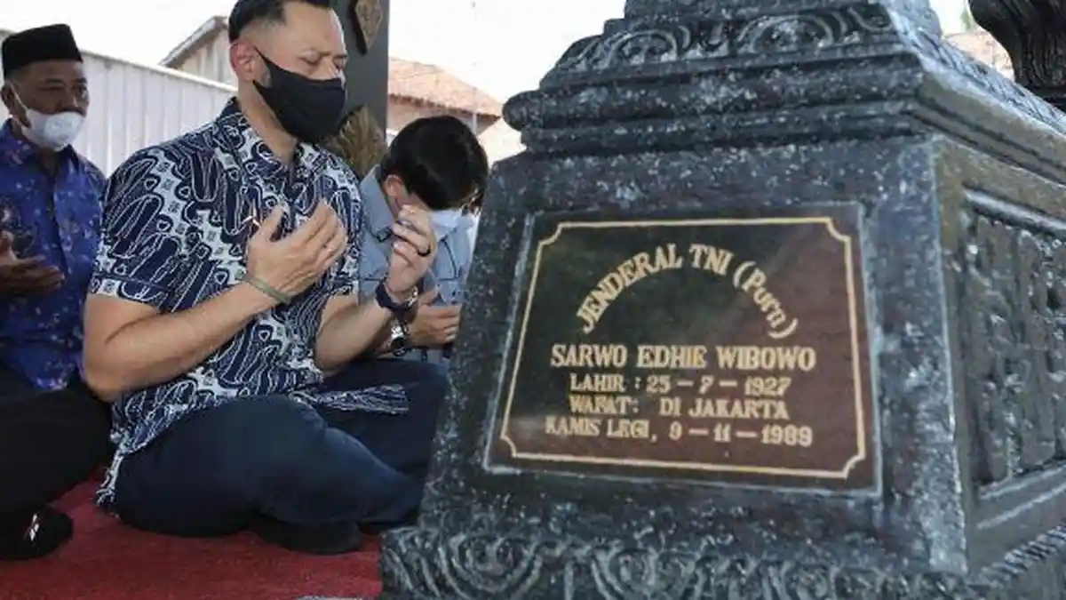 Jelang Ramadhan, AHY Ziarah ke Makam Sang Kakek Sarwo Edhie Wibowo
