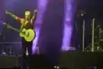 Aksi Atraktif Air Supply di Surabaya