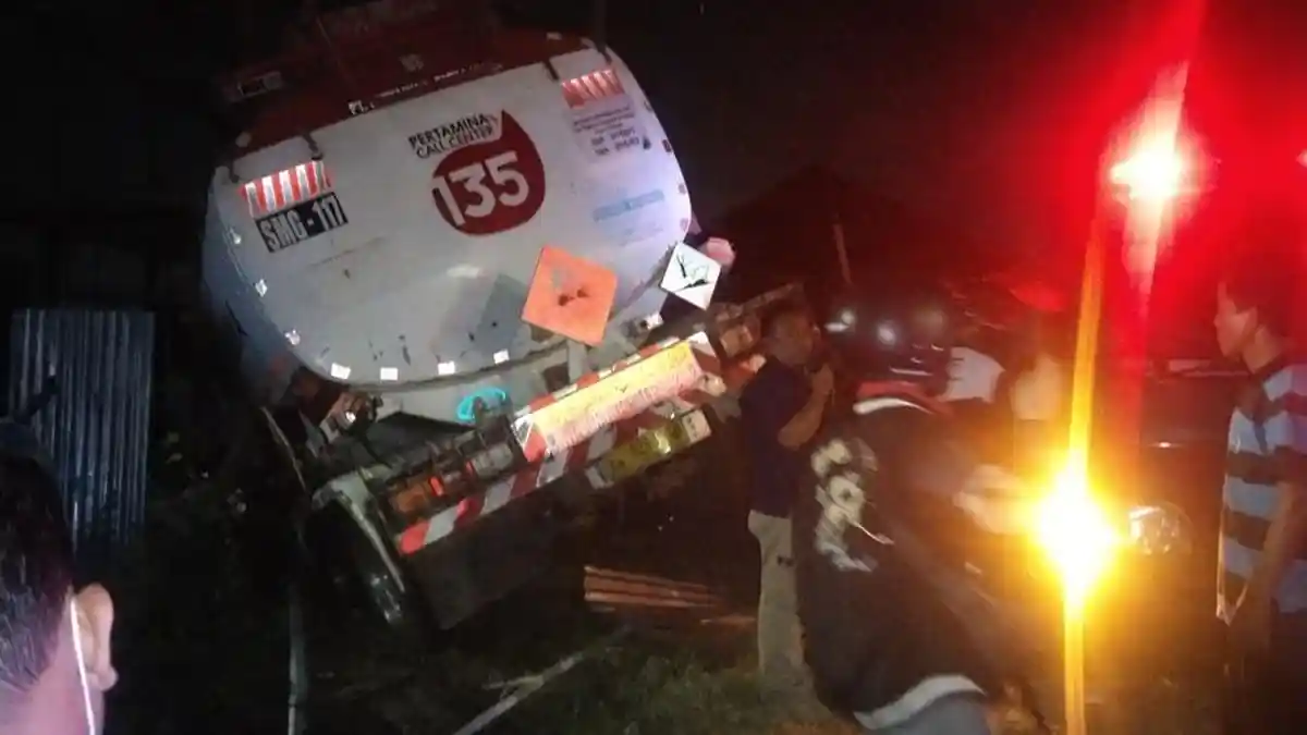 BREAKING NEWS: Truk Tangki Pertamina Kecelakaan Tabrak Rumah di Tanah Putih Semarang, 1 Orang Tewas