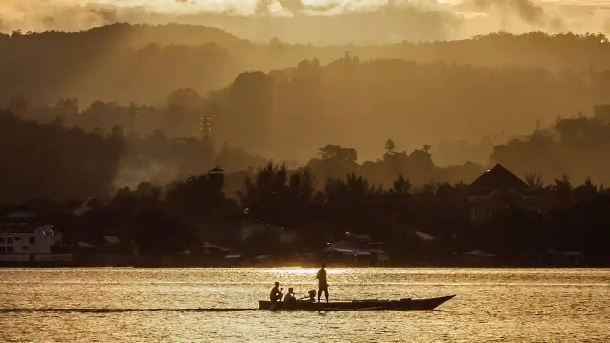 Pante Halong, Spot Sunset dengan Latar Jembatan Merah Putih di Kota Ambon