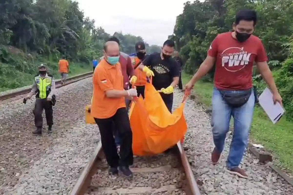 Diduga Akan Nyebrang Perlintasan Kereta Api, Pria Muda Tanpa Identitas di Purwakarta Tewas Tertabrak