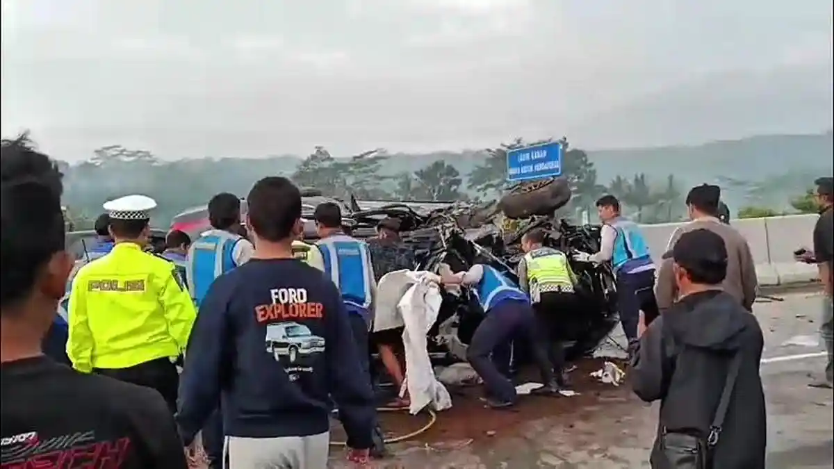 Pajero dan Avanza Ringsek, 3 Orang Terluka. Berawal Tabrak Truk Pecah Ban di Tol Semarang-Solo