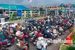 ilustrasi-macet-Kemacetan-di-Pelabuhan-Ketapang-Banyuwangi-pada-puncak-arus-balik-Lebaran-2026.jpg