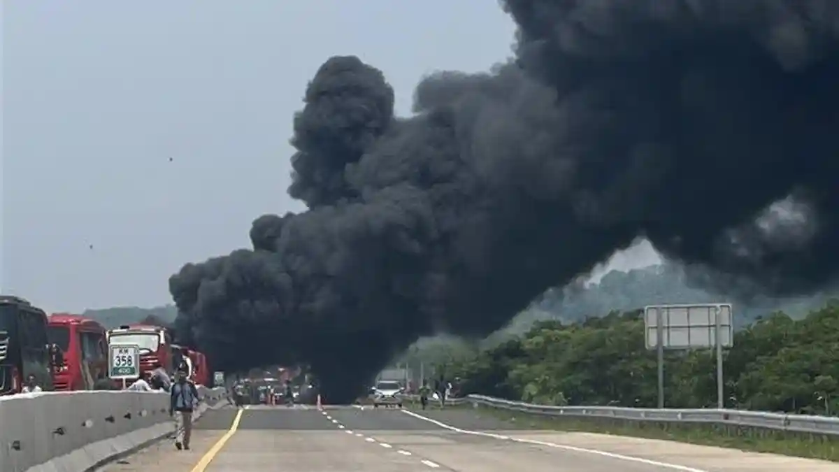 Truk Wingbox Muatan Plastik Gulung Terbakar di Tol KM 358 Batang-Semarang, Begini Kronologinya