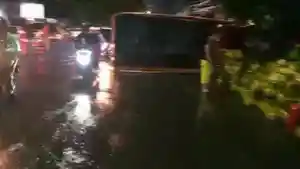 Bus-Tabrak-Truk-di-Kalasan-Gas-Melon-Berserakan-di-Jalan-Raya.jpg