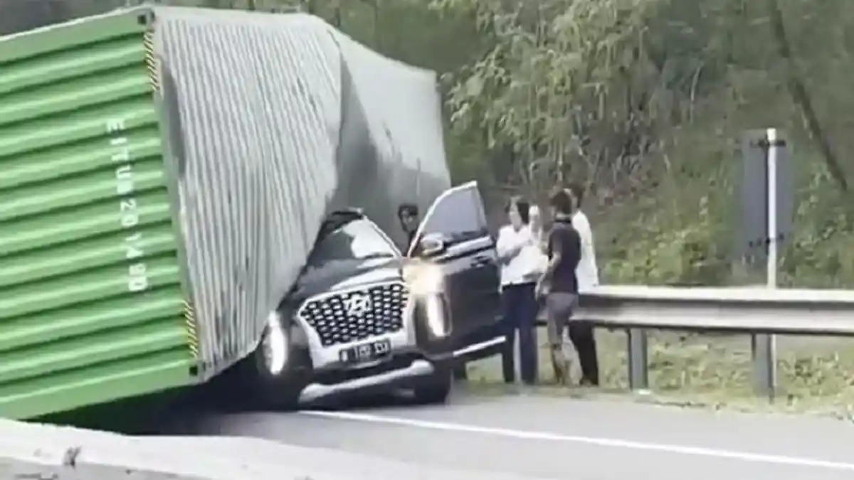 Kecelakaan Maut di Tol Cipularang Tewaskan Bos Indomaret, Mobilnya Tertimpa Truk Kontainer
