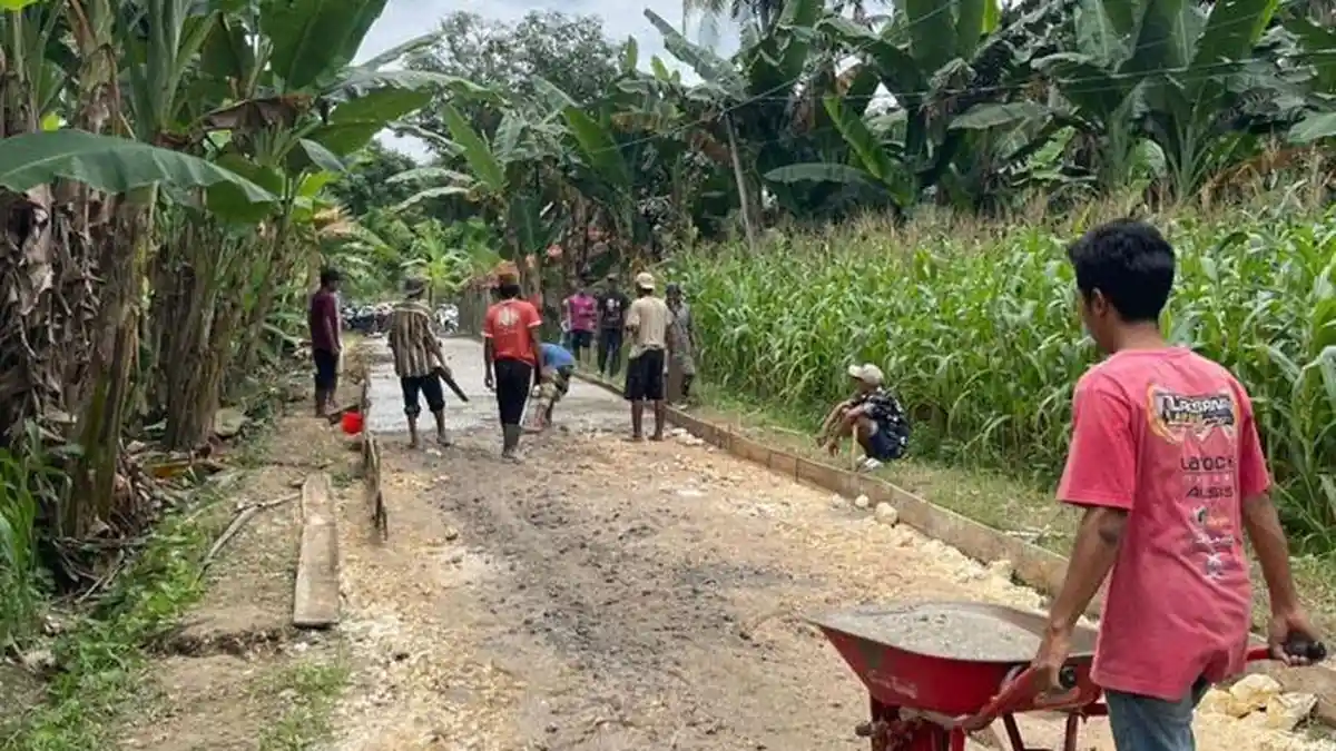 Dana Desa Miliaran, Warga di Sumenep justru Patungan Perbaiki Jalan Sendiri