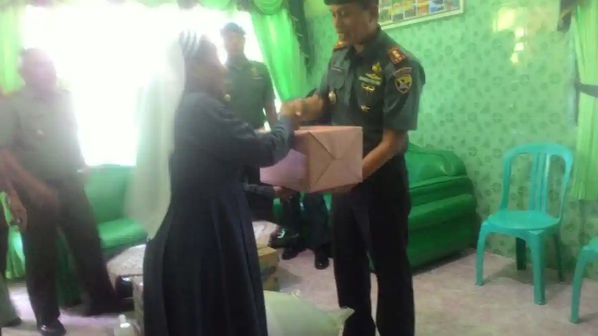 Kodim 1601 Sumba Timur Beri Sembako kepada Anak Panti Asuhan dan Para Warakawuri