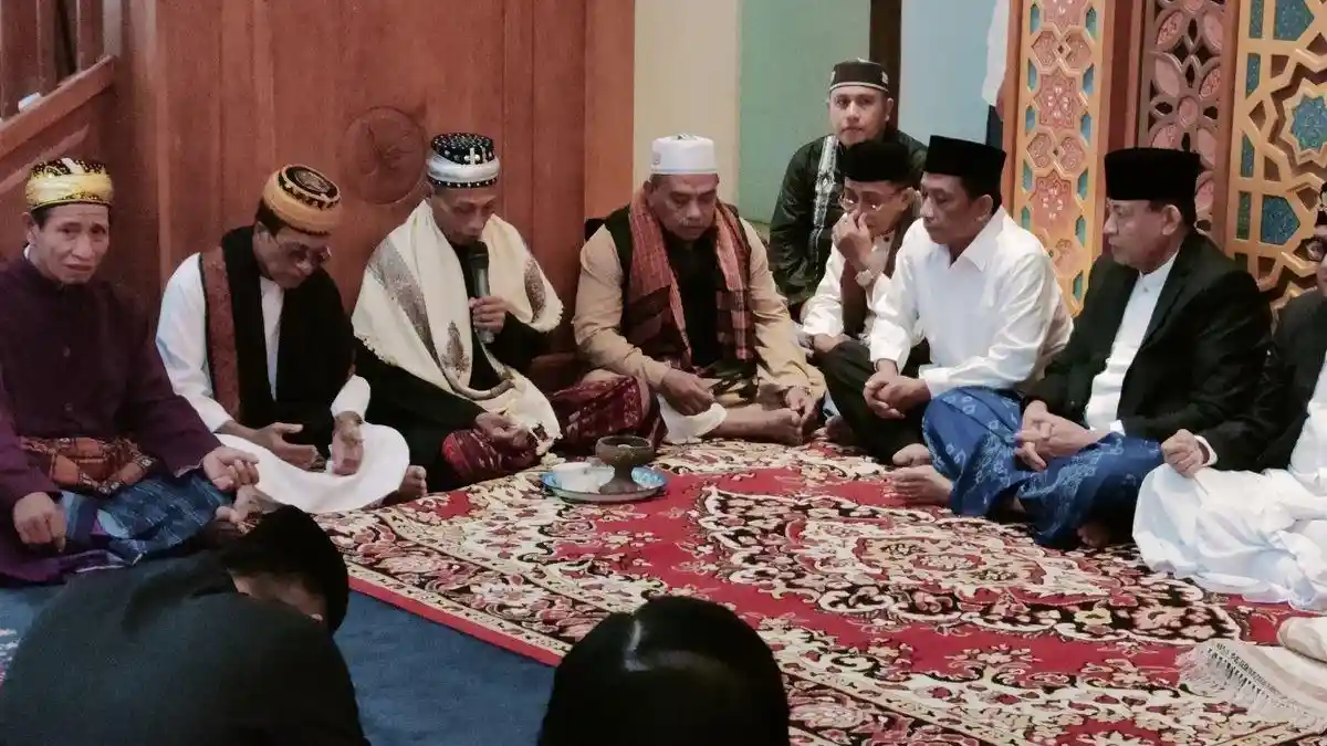 Hikmat! Warga Gorontalo Gelar Tradisi Dua lo Lipu, Doa Bersama Usai Salat Idul Fitri