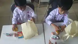 Siswa-SDN-1-Wonosari-Gunungkidul-membuka-Paket-makan-bergizi-gratis-MBG-Kamis-632025.jpg