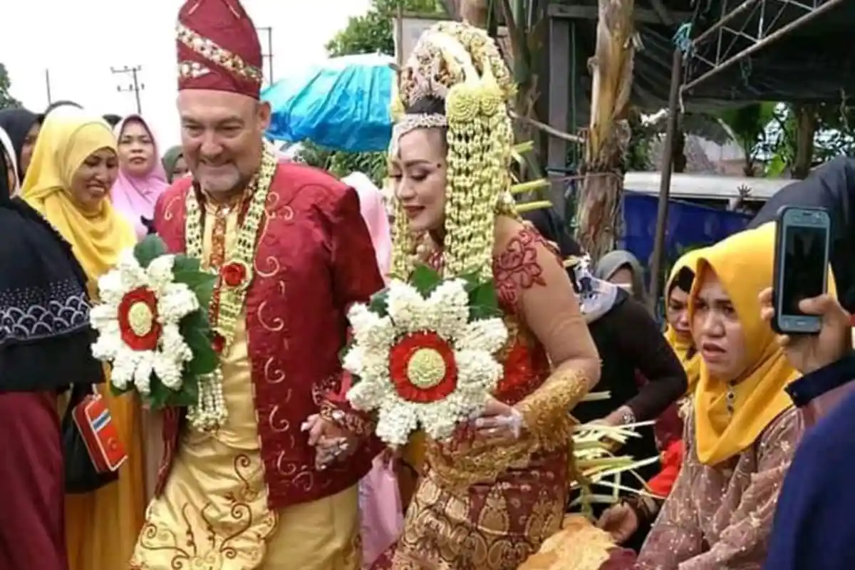 Bule Australia Nikahi Kembang Desa di Kalsel, Ternyata Tidak Terdaftar di Imigrasi, Begini Nasibnya