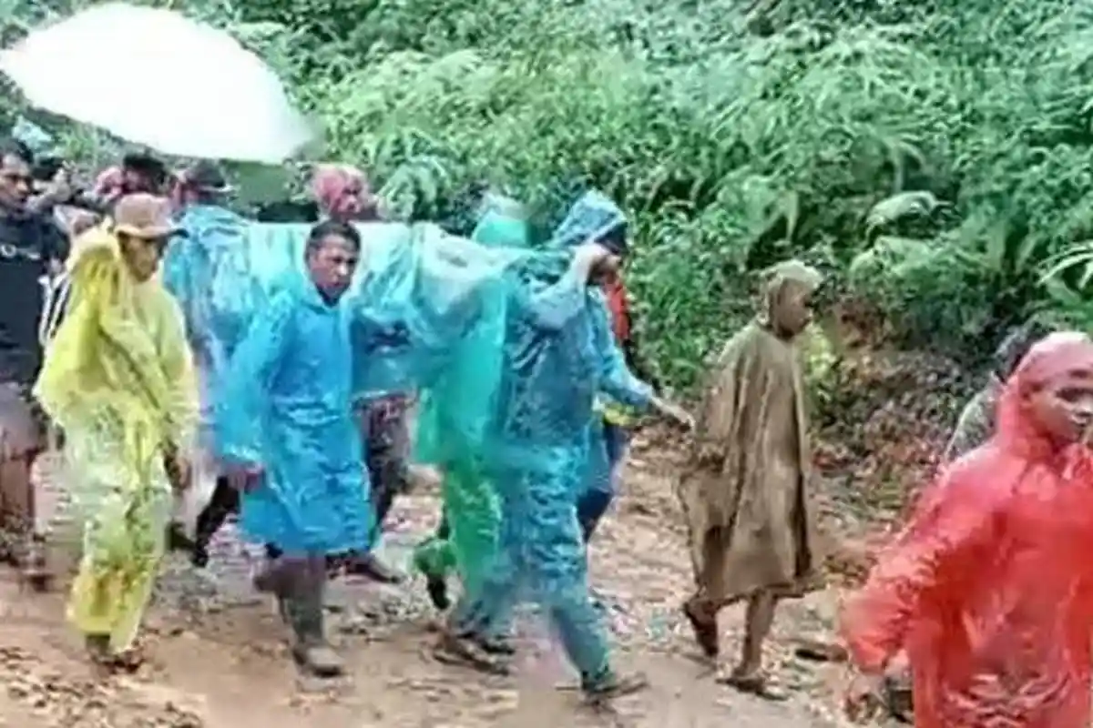 Miris, Warga Sakit Ditandu Tempuh 21 Km ke RS, Meninggal di Perjalanan