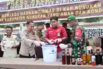 kapolres-nunukan-akbp-ricky-hadiyanto-memusnahkan-barang-bukti.jpg