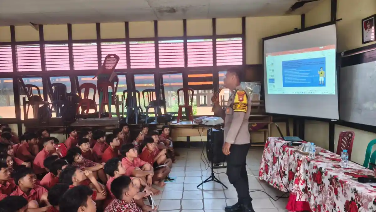 Bhabinkamtibmas Penyuluhan di SMPN 1 Jelimpo, Tanamkan Disiplin & Cegah Kenakalan Remaja Sejak Dini - Tribunpontianak.co.id
