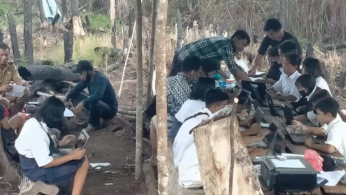 Murid & Guru di Kalbar Menginap di Bukit Demi Dapat Sinyal Internet ANBK, Numpang Jaringan Malaysia