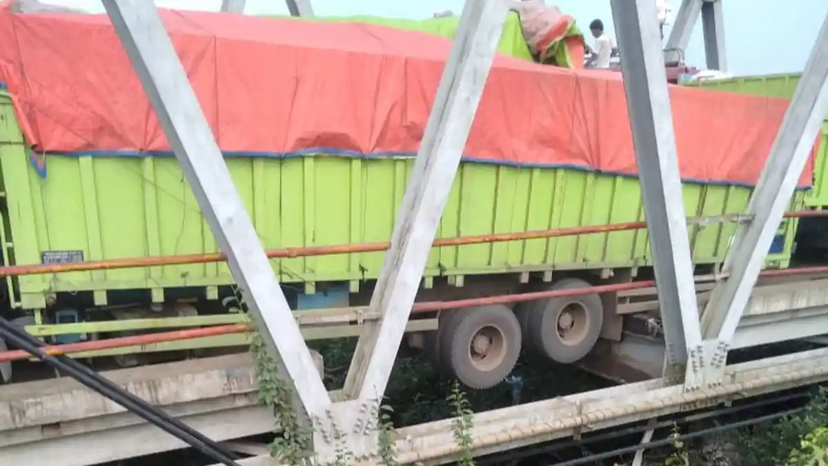 Update Lantai Jembatan Pematang Panggang Jebol, Petugas Dinas PU Perbaiki Jembatan Alternatif