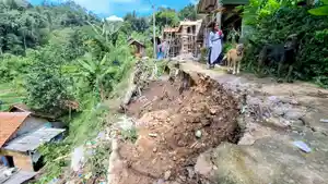 tanah-longsor-yang-terjadi-di-Kampung-Sawah-Legok-Bandung.jpg